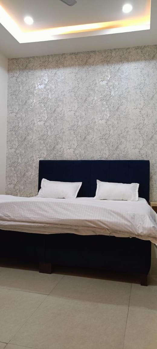 Hotel Saffron Мератх Экстерьер фото